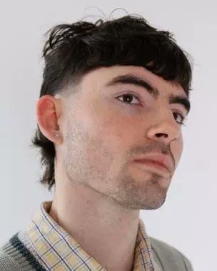 Papá me han hecho un mullet con degradado bajo cónico y crop.
- Pues pareces el tonto del pueblo.