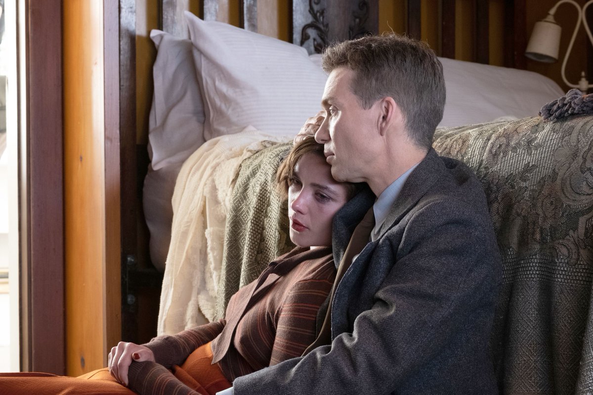 BlogFather_1's tweet image. The Blogfather addresses the "Nude" scrutiny of Christopher Nolan's Oppenheimer at  blogfatherreviews.co.uk/2023/08/01/add…. 

If brief naked bodies were your greatest concern when walking away from Oppenheimer, you should probably reconsider which of the film's messages frightened you most.