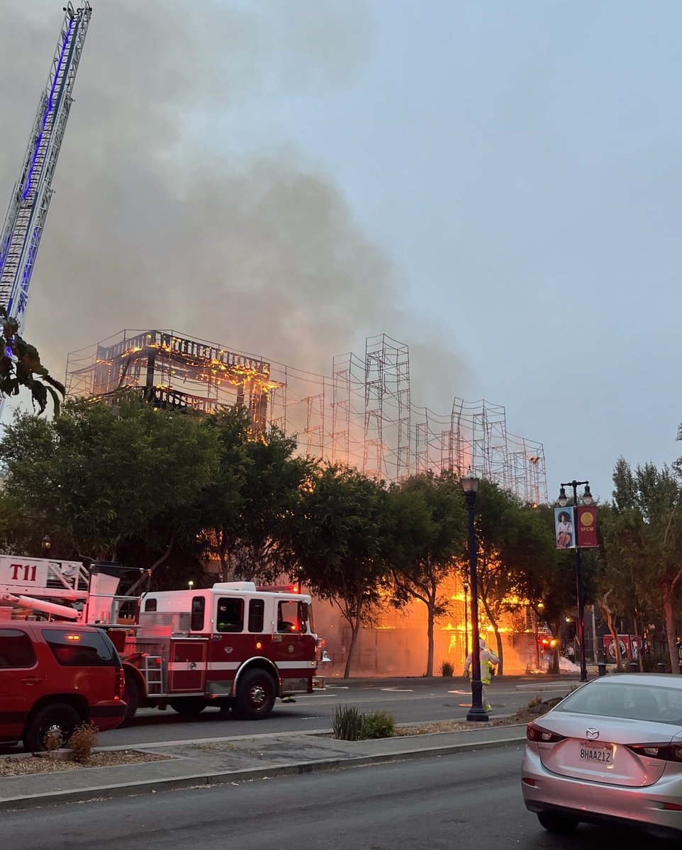 SFFDPIO's tweet photo. UPDATE

THIS 4-ALARM FIRE IS NOW CONTAINED WITH NO INJURIES

5 BUILDINGS HAVE BEEN AFFECTED BY THIS FIRE

AT THIS TIME WE HAVE 8 DISPLACED WHO WILL RECIEVE CARE AND AID FROM CITY SERVICES AND THE @RedCrossNorCal 

EXPECT DELAYS IN THE AREA AS WE WILL REMAIN ON THE SCENE FOR A FEW HOURS. @SFMTA_Muni @KCBSAMFMTraffic 

MEDIA STAGING MOVED TO OAK AND OCTAVIA