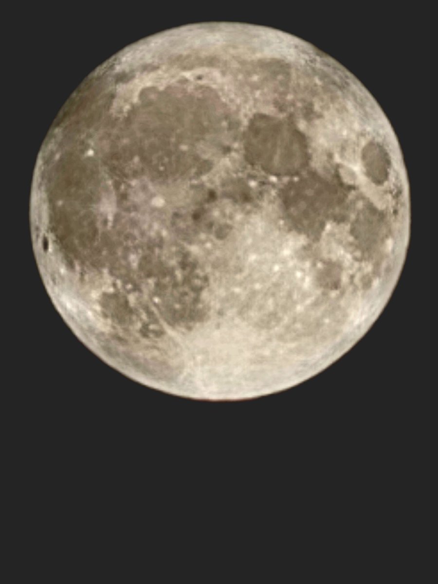 집 앞으로 온 지인을 만나기 위해 나왔다가 달을 보았다.
달무리 가득한 보름달.