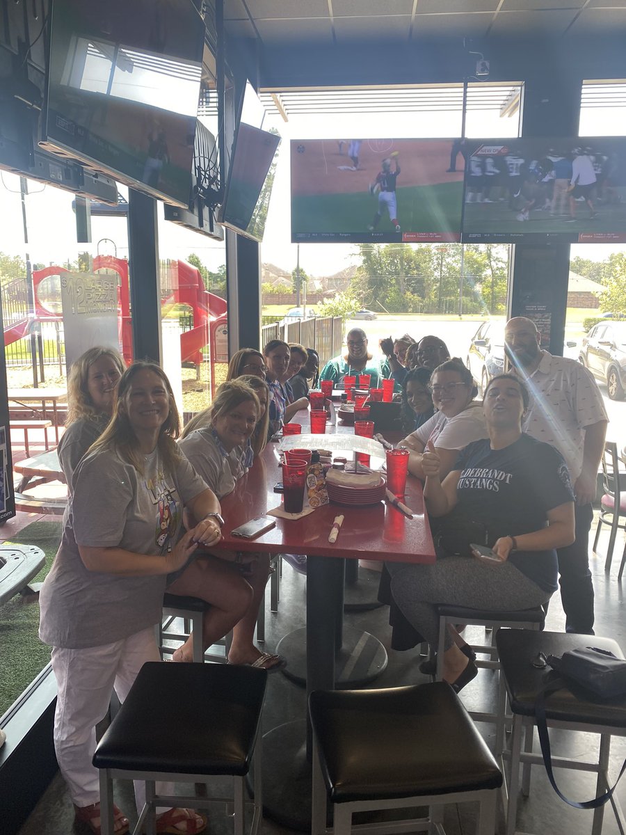 Kristinbevan1's tweet photo. Hilde ELA team bonding! Thank you Center Court Pizza for hosting! #CCPGosling #Hildehasheart #Hildejoy https://t.co/HZrA7XNYmo