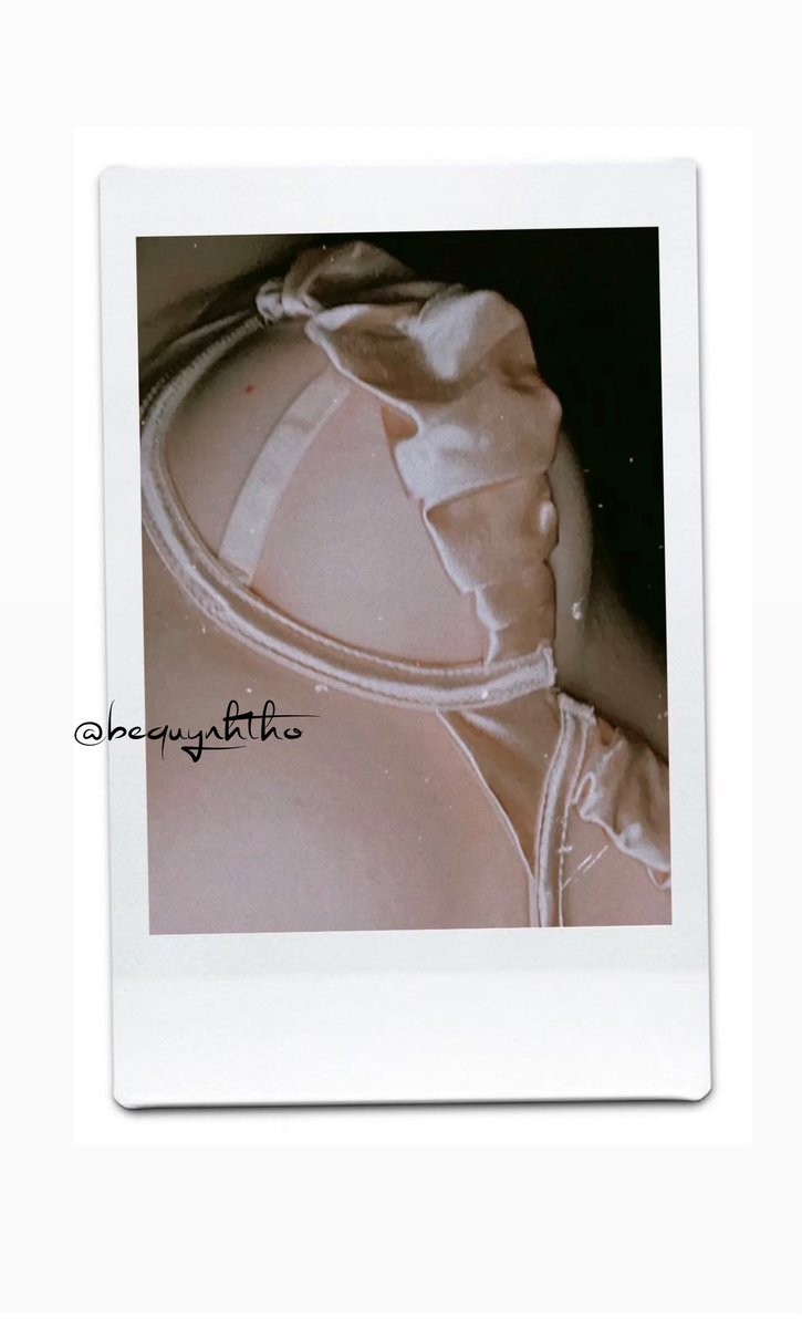 bequynhtho's tweet photo. Môi mềm, ngực nõn, vòng tay siết,
Anh là tảng đá cũng tan thôiiii.

Lips brush softly, lingering in bliss,
A taste of heaven, a stolen kiss. https://t.co/uVyr1Wu01d