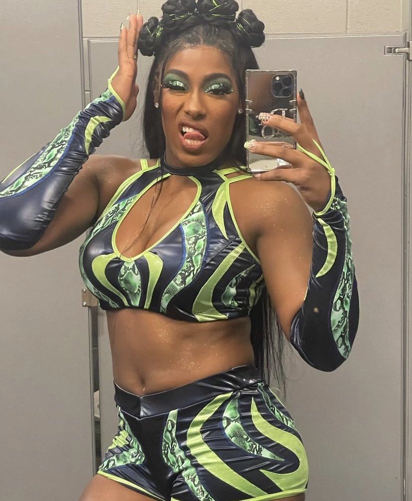 That girl, the moment. ꨄ NOT @lashlegendwwe tweet media