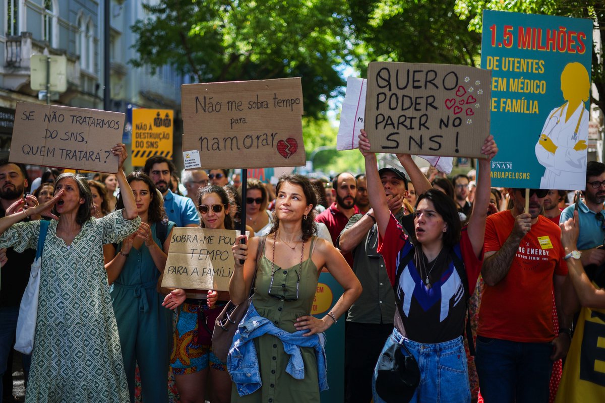 IMAGEM DO DIA

Ao primeiro de dois dias de greve, centenas de médicos participaram na concentração nacional convocada pela Federação Nacional dos Médicos (FNAM), em frente ao Ministério da Saúde, no âmbito da qual foi apresentada uma contraproposta (...)