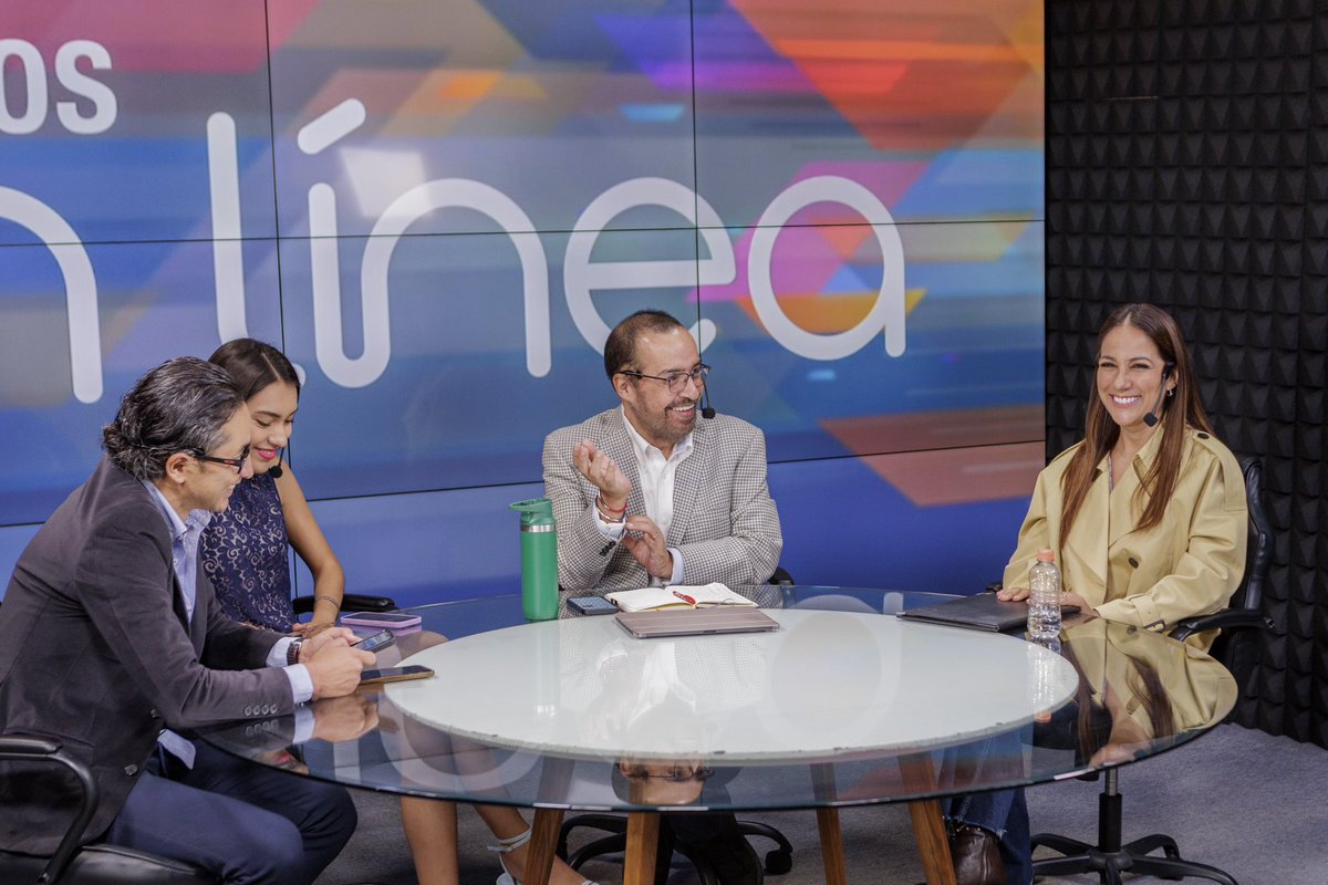 LibiaDennise's tweet photo. Muchas gracias a @Antoniorochape, @MiguelZacarias, @sared_molinaa y Noticieros @_enlinea por el espacio en su programa. 

Siempre es un gusto comenzar el día saludando a su audiencia. https://t.co/zAphgzfDfd