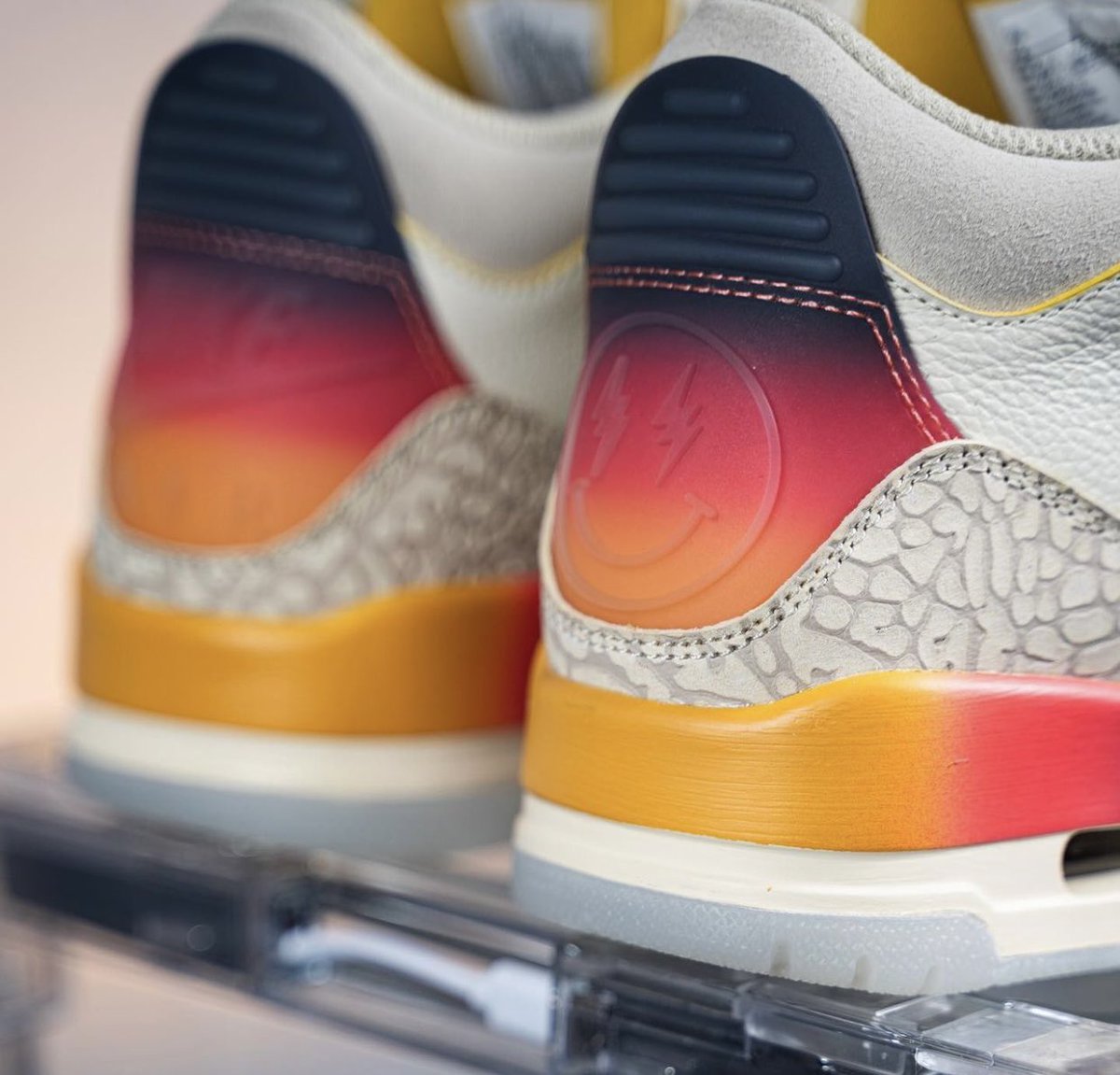 JustFreshKicks's tweet photo. J. Balvin x Air Jordan 3 "Medellín Sunset" drops next month 🌅🇨🇴 https://t.co/vbe85ZTM22 https://t.co/hjyiVE7zJv