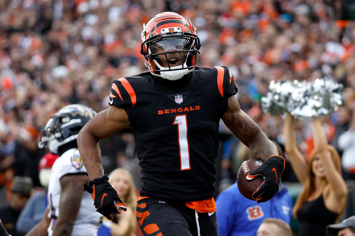 NFL_DovKleiman's tweet photo. The NFL Top 100 list, as voted by the players - 40-31:

Full list so far here - https://t.co/u3vnQqUt80

40) #Jets DT Quinnen Williams
39) #Bengals WR Ja'Marr Chase
38) #Chargers LB Khalil Mack
37) #Eagles C Jason Kelce
36) #Dolphins CB Jalen Ramsey
35) #49ers RB Christian McCaffrey
34) #Cowboys WR CeeDee Lamb
33) #Patriots LB Matthew Judon
32) #Chargers QB Justin Herbert
31) #Giants RB Saquon Barkley