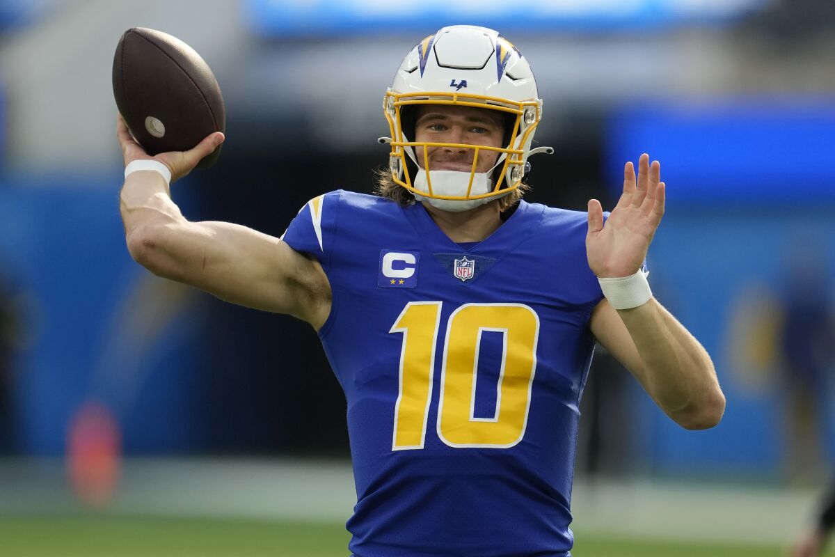 NFL_DovKleiman's tweet photo. The NFL Top 100 list, as voted by the players - 40-31:

Full list so far here - https://t.co/u3vnQqUt80

40) #Jets DT Quinnen Williams
39) #Bengals WR Ja'Marr Chase
38) #Chargers LB Khalil Mack
37) #Eagles C Jason Kelce
36) #Dolphins CB Jalen Ramsey
35) #49ers RB Christian McCaffrey
34) #Cowboys WR CeeDee Lamb
33) #Patriots LB Matthew Judon
32) #Chargers QB Justin Herbert
31) #Giants RB Saquon Barkley
