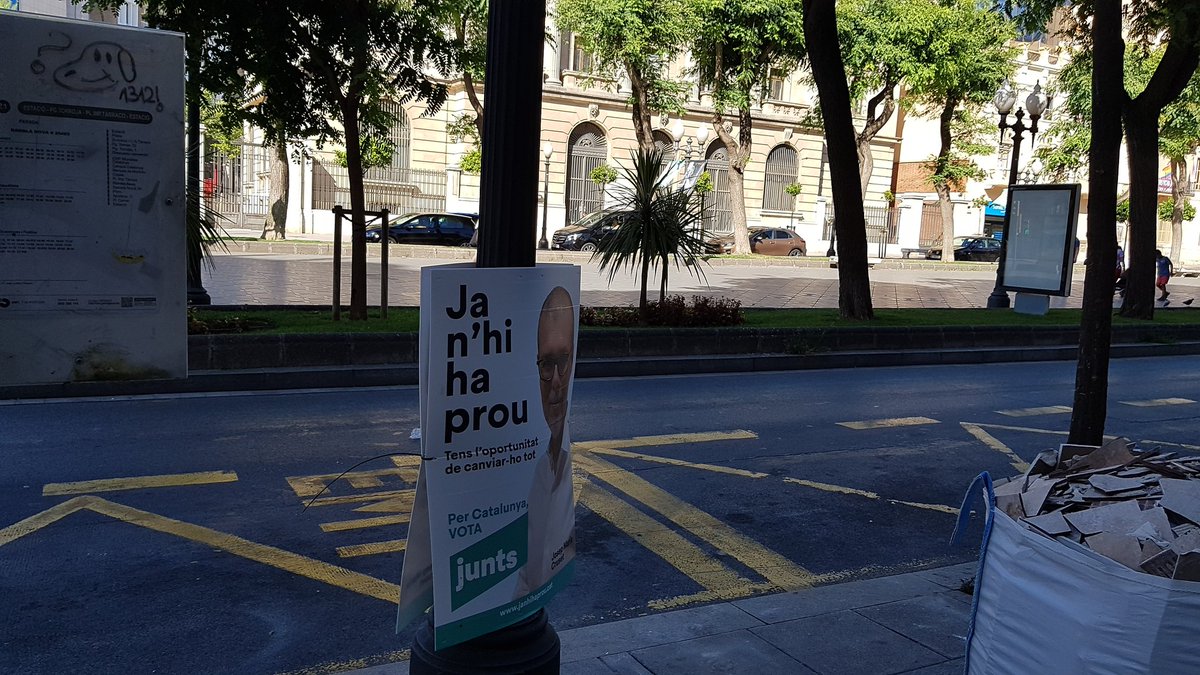 joan_ru_ca's tweet image. Ja n&apos;hi ha prou @jmcruset @JxCatTarragona. La foto dels d davant del #BancodeEspaña es de diumenge, pero el d l&apos;altre vorera es d&apos;avui. Cada dia més guapu pero ja no toca 😉

#ElCartelQueNoHasQuitadoLoTengoAquiColgado