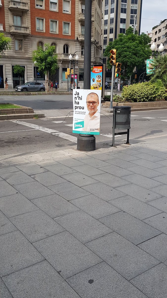 joan_ru_ca's tweet image. Ja n&apos;hi ha prou @jmcruset @JxCatTarragona. La foto dels d davant del #BancodeEspaña es de diumenge, pero el d l&apos;altre vorera es d&apos;avui. Cada dia més guapu pero ja no toca 😉

#ElCartelQueNoHasQuitadoLoTengoAquiColgado