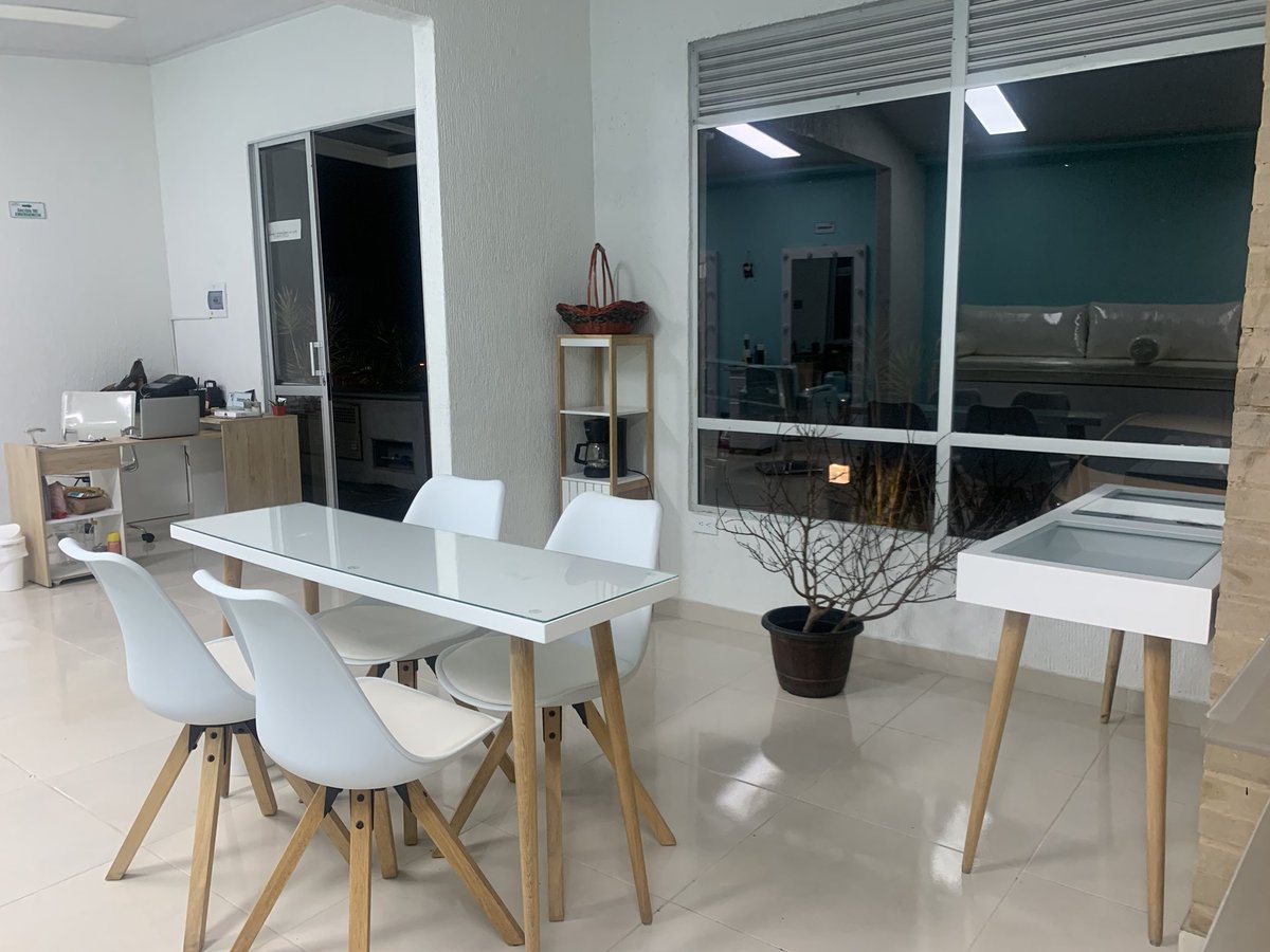 sanreysah's tweet photo. @StivenMartn1 Vendo hermosos muebles de lujo para spa; salón de belleza ( peluquería, manicure y pedicure) masajes y vitrinas para accesorios negociables. Mayor info 3214275821 https://t.co/saZOg4nWo7