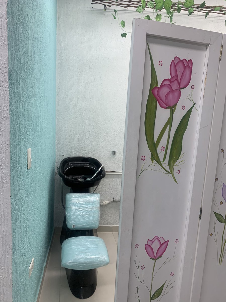sanreysah's tweet photo. @StivenMartn1 Vendo hermosos muebles de lujo para spa; salón de belleza ( peluquería, manicure y pedicure) masajes y vitrinas para accesorios negociables. Mayor info 3214275821 https://t.co/saZOg4nWo7