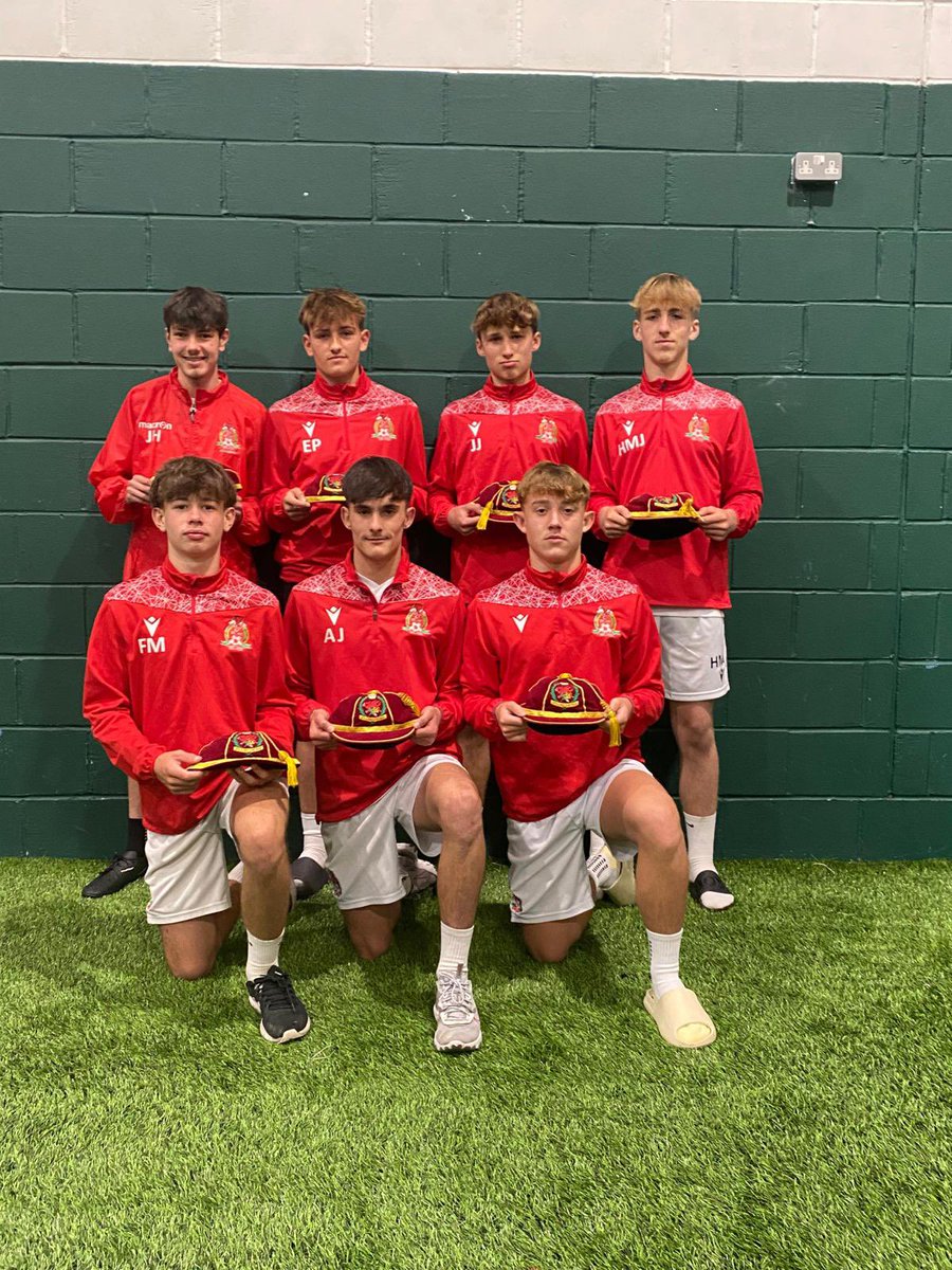 bflacademy's tweet photo. 🏴󠁧󠁢󠁷󠁬󠁳󠁿⚽️🔴Another great picture of our 7 U15s who represented @BGCWales last weekend in Scotland with their caps in tonight’s training session👏🏻 https://t.co/RLD48O5tle