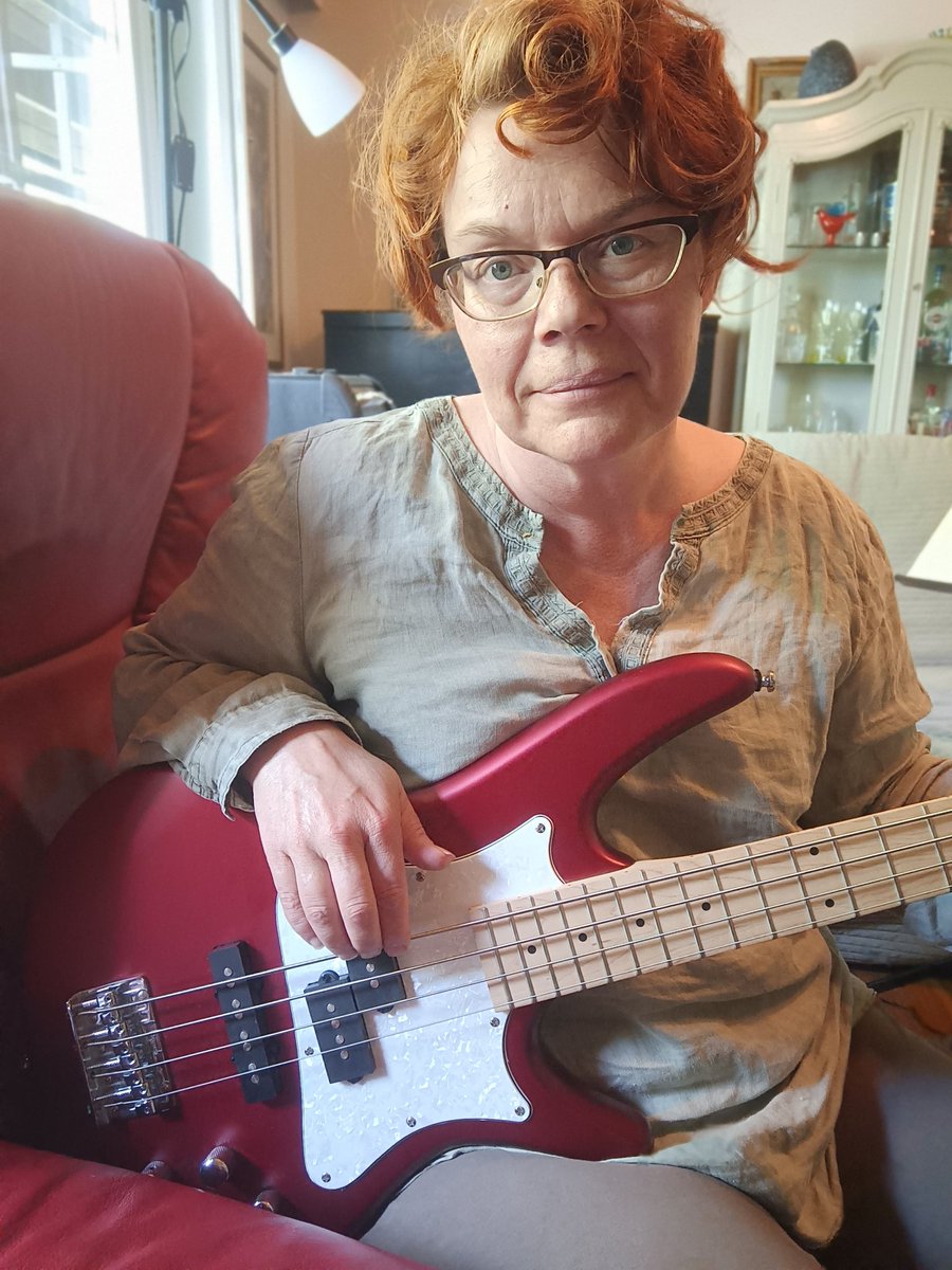 Kesäloman henkilökohtainen musiikkileiri on loppumassa. Kaksi uutta soitinta. Tässä toinen. Pankaas parhaat basistivitsit tulemaan! #ainavoioppiauutta #EikuMusiikki #walkingbassline #mamaplaysbass #viidenkympinvillitys