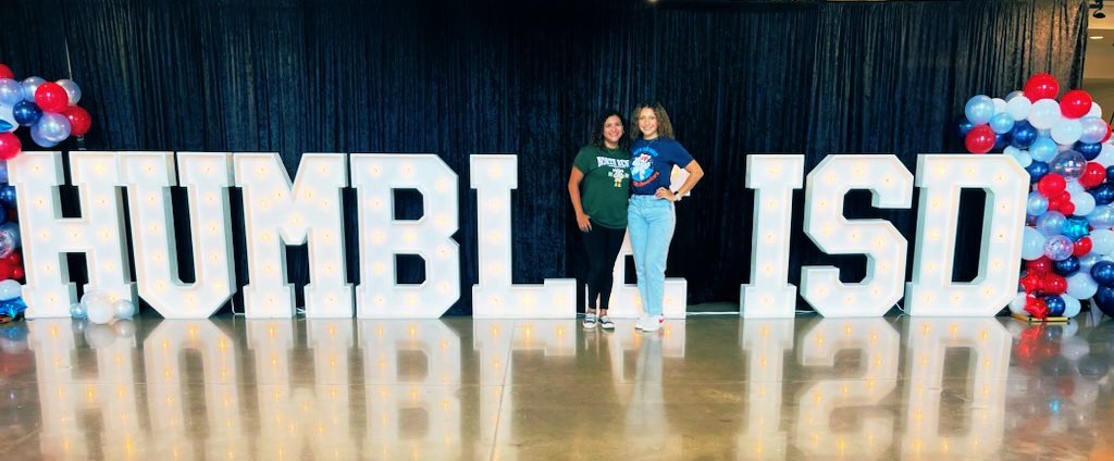 MrsMFitch_NBE's tweet photo. The BEST feeling  is seeing some of my friends from other campuses! #collegefriends #mentor 💚💙 🖤#Convocation2023 @HumbleISD_NBE @HumbleISD_CE @HumbleISD_JFE @HumbleISD @MarleenGomez524 @nbe_sdelafuente @aira_uribe https://t.co/yqQAxM2KeB