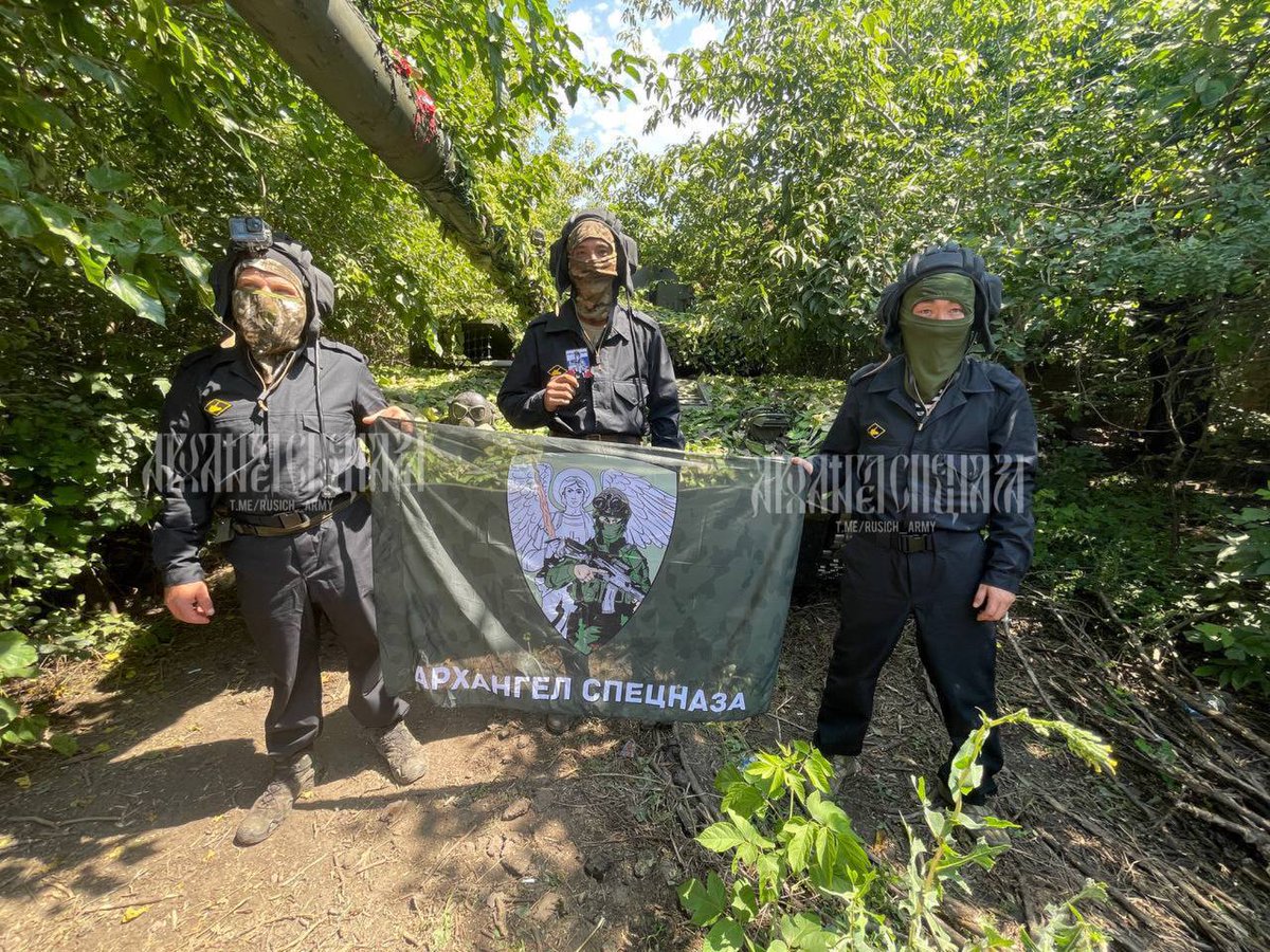 OlgaBazova's tweet photo. "Low morale untrained mobiks"

The 🇷🇺 hero tank crew that eliminated two tanks and five armored vehicles in a single battle. 

Two of them are mobilized (the tank commander and the gunner) and contracted driver. 

They were given state awards and a new tank for the heroic feat. https://t.co/HPFdPQblt6