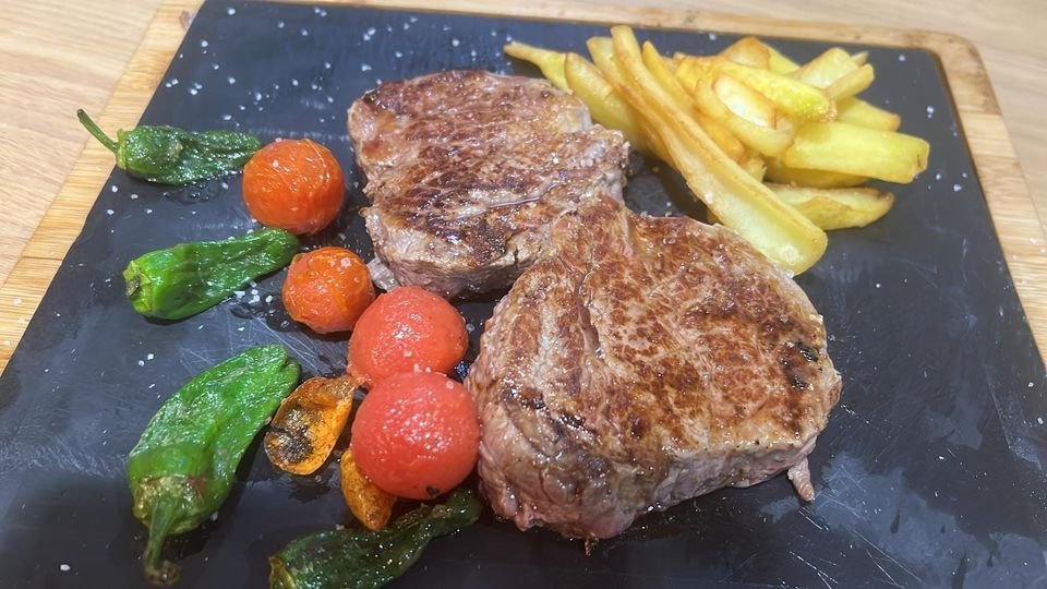 Ven a probar nuestros exquisitos platos de #carne como el #solomilloibérico con su guarnición, se deshace en la boca...
¡Que lo disfrutéis!📷

#Abadiaplazasalamanca #Salamanca #Restaurante #Comida #Menus #Comerensalamanca #plazamayorsalamanca #Gastronomia #tapas #tardeo #tapeo