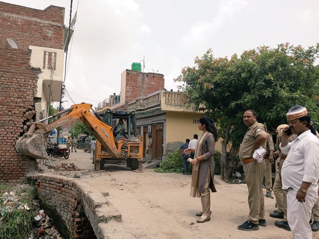 डीएम महोदय के निर्देशानुसार,आज राजस्व, नगर पालिका परिषद एटा एवं पुलिस की संयुक्त टीम के साथ अतिक्रमण मुक्त अभियान के अंतर्गत सरकारी बंबा नाले पर हुए अतिक्रमण को  जेसीबी से हटवा दिया गया।भविष्य में अतिक्रमण ना करने की सक्त हिदायत दी गई।यह अभियान आगे भी जारी रहेगा।<a href="/dm_etah/">DM Etah</a>