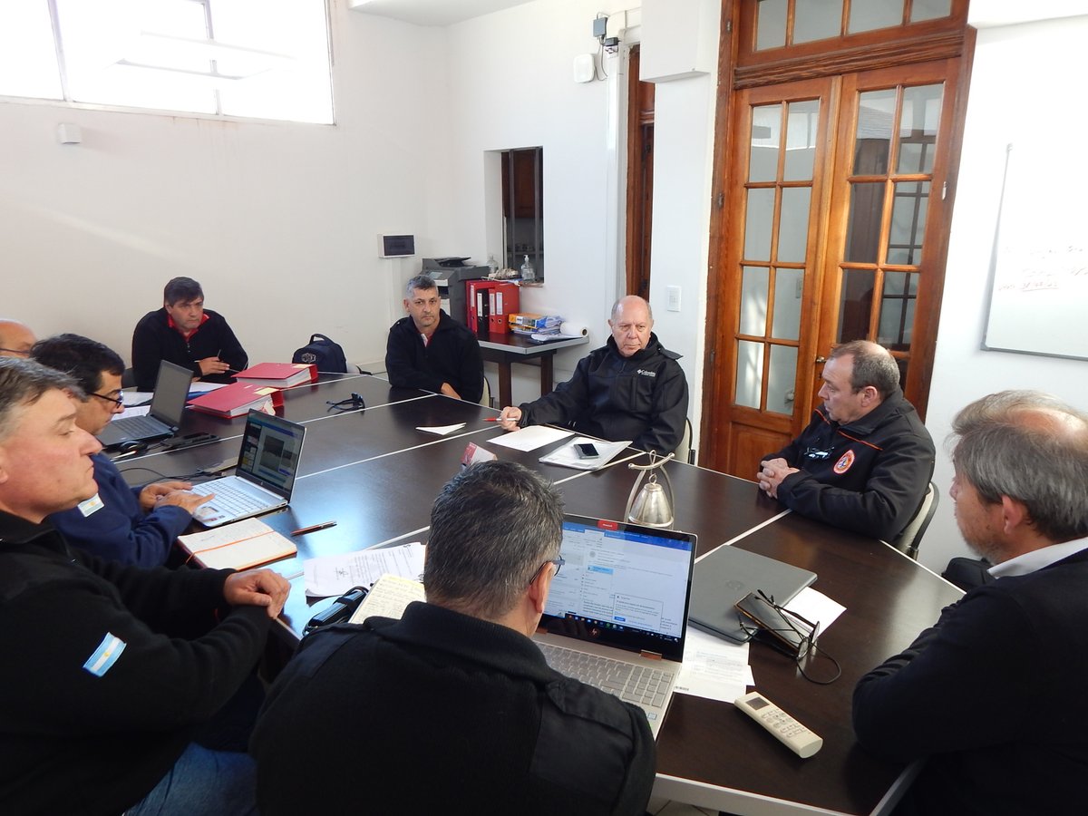 fbvpcba's tweet photo. 🔊Autoridades Federativas 👩🚒👨🚒 se reunieron con un representante del #ClubdeLeones Alta Córdoba #DistritoO1
⏩La info en esta nota👇
https://t.co/aWLXj5WHW9 https://t.co/WilBdx2lOj
