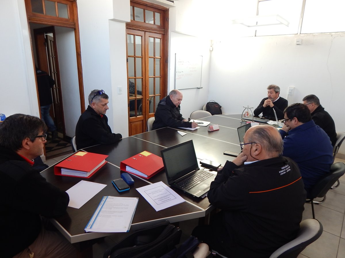 fbvpcba's tweet photo. 🔊Autoridades Federativas 👩🚒👨🚒 se reunieron con un representante del #ClubdeLeones Alta Córdoba #DistritoO1
⏩La info en esta nota👇
https://t.co/aWLXj5WHW9 https://t.co/WilBdx2lOj