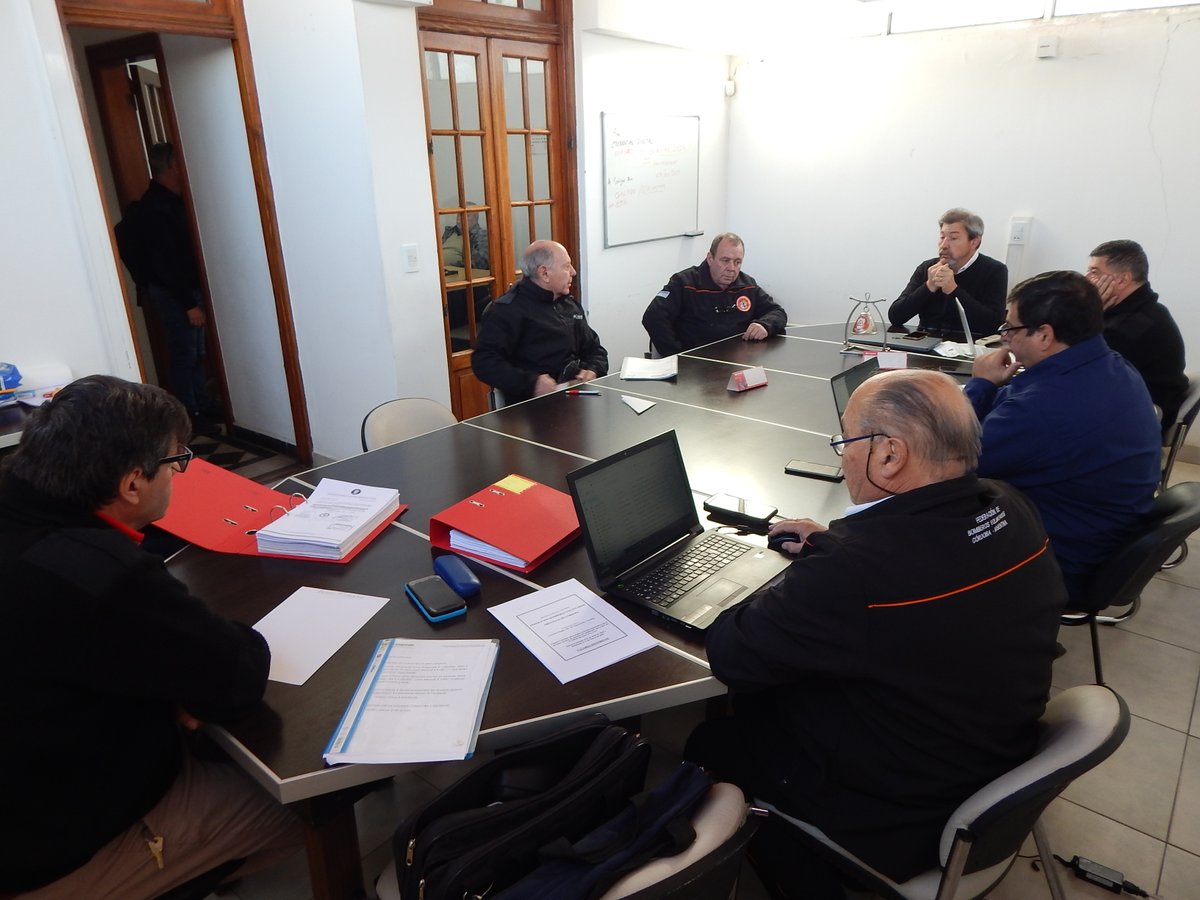 fbvpcba's tweet photo. 🔊Autoridades Federativas 👩🚒👨🚒 se reunieron con un representante del #ClubdeLeones Alta Córdoba #DistritoO1
⏩La info en esta nota👇
https://t.co/aWLXj5WHW9 https://t.co/WilBdx2lOj