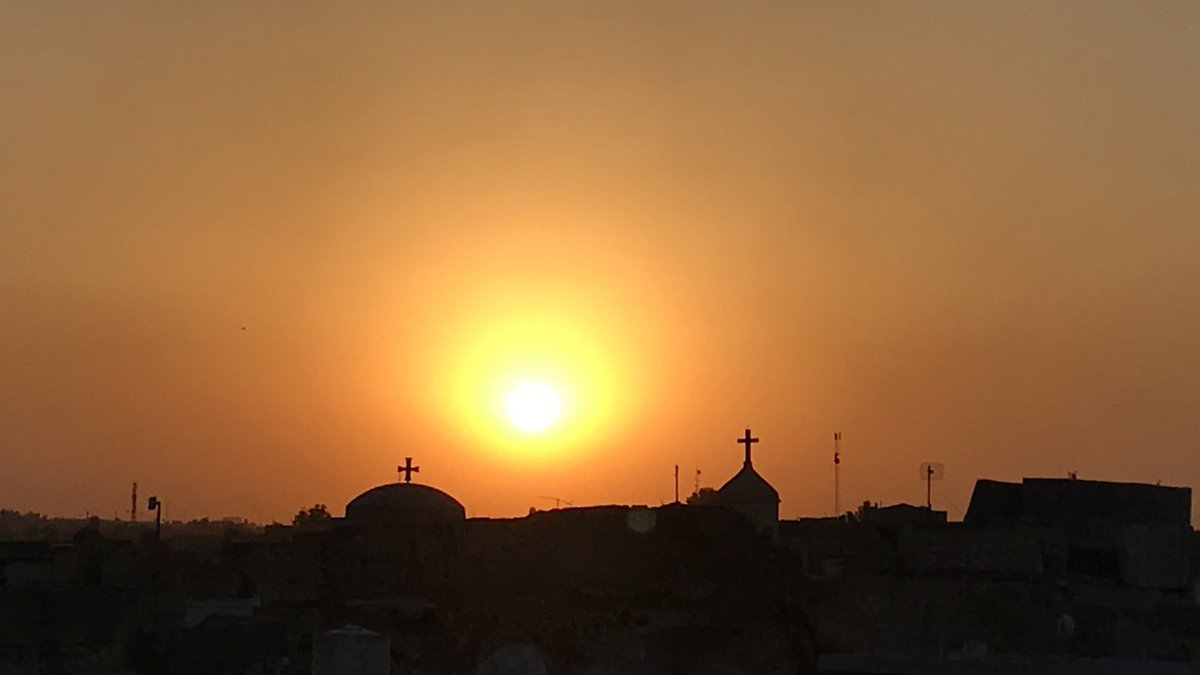OPoquillon's tweet image. Mossoul, 7h du soir. Il fait encore 41 degrés. La cloche de Notre-Dame de l’Heure salue le coucher de soleil sur les coupoles de l’église Mar Thomas.
Prière pour nos ouvriers et pour les participants aux @JMJFrance 
#Mossoul #Irak #prayer #skyline #GlobalWarming