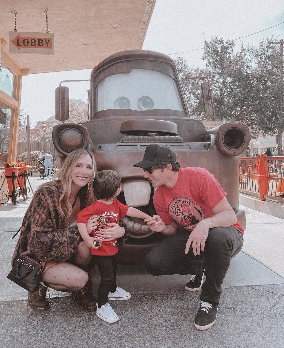 Dan3921's tweet photo. 𝐃í𝐚 𝟔:𝐋𝐮𝐳𝐮 𝐲 𝐬𝐮 𝐟𝐚𝐦𝐢𝐥𝐢𝐚

Espacio publicitario para recordar que la familia Luzana está conformada por unas increíbles personas💚

#LuzuWeek https://t.co/v4DXhYfK1R