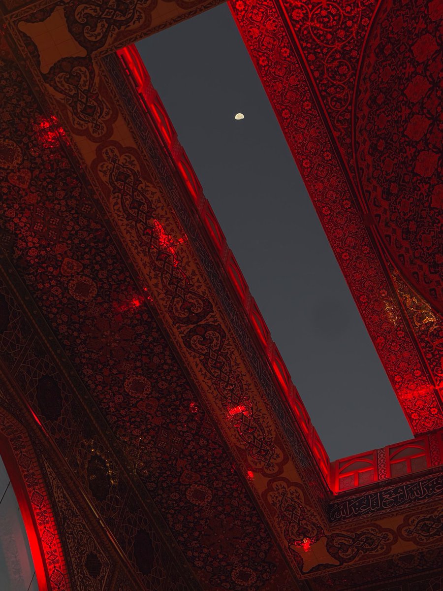 Mo_ammal's tweet photo. حُـد بِـي أَيَـا حَادِيَ الْأَظْعَانِ دَارَهُمُ
فِـي كَـرْبَـلَاءَ فَقَلْبِـي الْيَـوْمَ قَدْ بُتِلَا

يَاحَادِيَ الْعِيسِ هَذَا الْقَلْبُ مُضْطَرِبٌ
عَجِّلْ خُطَى الْعِيسِ يَاحَادِيهِمُ عَجَ��َا

لِـي فِـي رُبَى الطَّفِّ أَحبَابٌ ازْورُهُمُ
مَـا زُرْتُـهُـمْ أبَـدًا مُـذْ جِسْمِـيَ انْجَبَلَا

إنّـي أُرِيــدُ وِصَــالًا لِـلْــغَـرِيــبِ وَإِنْ
أُنْـزِلْـتُ فِـي مَـهبِـطٍ أَوْ ارْتَقِـي جَبَلَا

حَتَّى وَإنَ قُطِعَتْ مِنِّي الْكُفُوفُ فَهَلْ
مِـنْ سِـيـرَةِ الْعِشْقِ أَلَّا أُشْبِهُ الْبَـطَلَا؟

الى مهوى القلوب ❤️😍