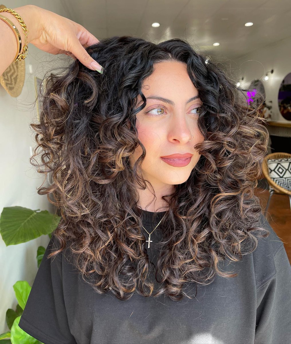 BounceCurl's tweet image. Beautifully shaped curly cut 🤍 
.
Styled with #bouncecurl clump and define cream &amp;amp; light cream gel! 🤍
.
📷 @curlssbyylexx 
.
#waves #wavyhair