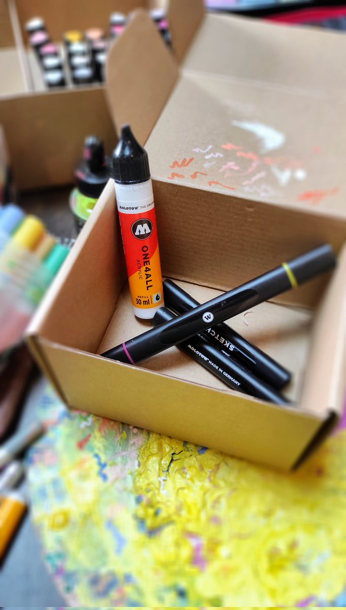 I tested the new alcohol markers from Molotow! They are good, I got them for my birthday.😁