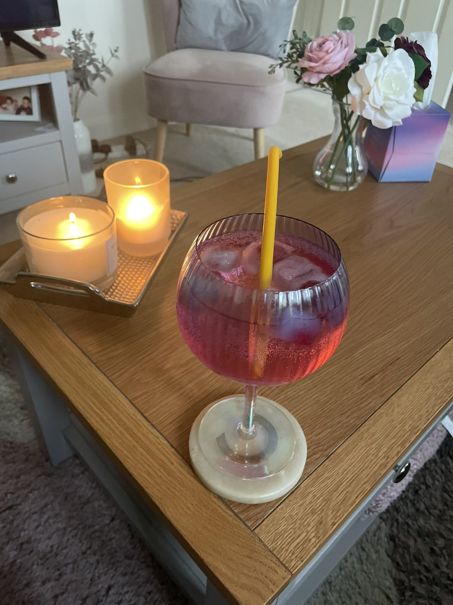 The candles are on, the gin is poured and no work for 10 days! Let the pre-birthday begin! 🥳🎉😍