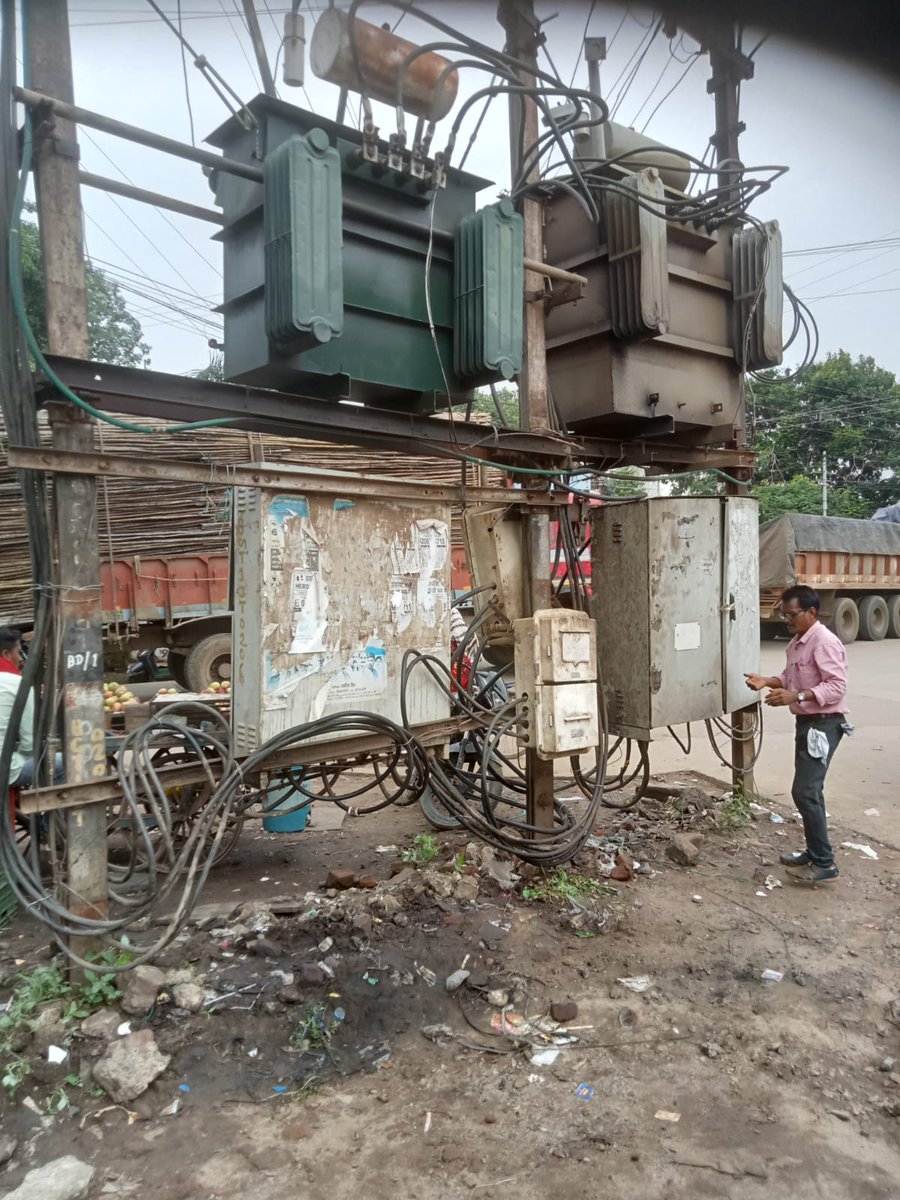 mpeastdiscom's tweet photo. आज दिनांक 01/08/23 को बालाघाट संभाग के बालाघाट शहर वितरण केन्द्र अंतर्गत बस स्टैंड चौक के 2 नंबर ट्रांसफार्मर का मेंटनेस कर डिस्ट्रीब्यूशन बॉक्स को ग्राउंड लेवल से ऊपर उठाकर मेंटेनेंस कार्य किया गया। https://t.co/9QXh9vLDZ0