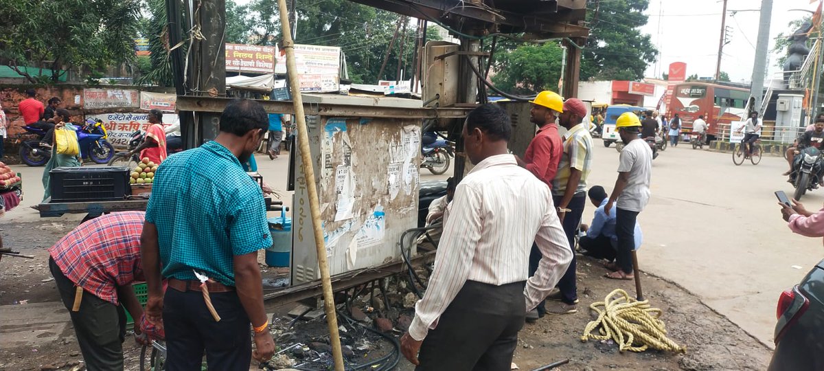 आज दिनांक 01/08/23 को बालाघाट संभाग के बालाघाट शहर वितरण केन्द्र अंतर्गत बस स्टैंड चौक के 2 नंबर ट्रांसफार्मर का मेंटनेस कर डिस्ट्रीब्यूशन बॉक्स को ग्राउंड लेवल से ऊपर उठाकर मेंटेनेंस कार्य किया गया।