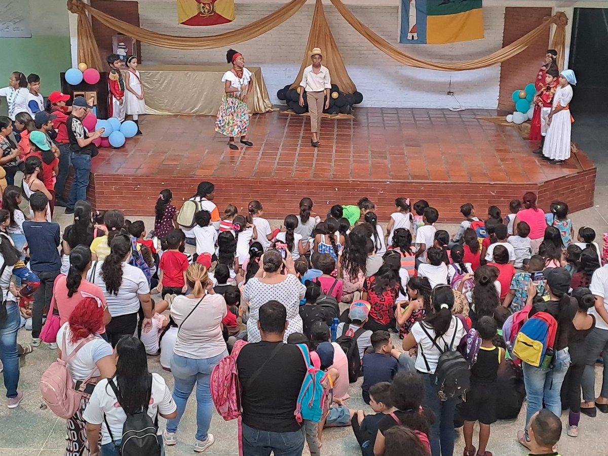 #1Ago 
Con en el calor de nuestros Niños/as damos inicio al Plan Agosto Escuelas Abiertas para el disfrute de toda muestra muchachada. 
#SuperBigoteEnAcción 
<a href="/NicolasMaduro/">Nicolás Maduro</a> 
<a href="/_LaAvanzadora/">Yelitze Santaella</a> 
@MPPEDUCACION <a href="/Soykarinacarpio/">Karina Carpio</a> 
<a href="/CDCEAragua/">CDCE ARAGUA</a>