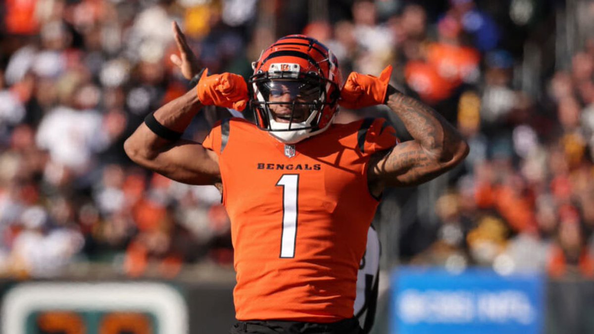 Zirksee's tweet photo. CeeDee Lamb lands at #34 on the NFL’s
Top 100 players list while Ja’Marr Chase comes in a few spots behind at #39. Glad the players know the talent that is CeeDee Lamb 🔥 https://t.co/pAcZv20imX