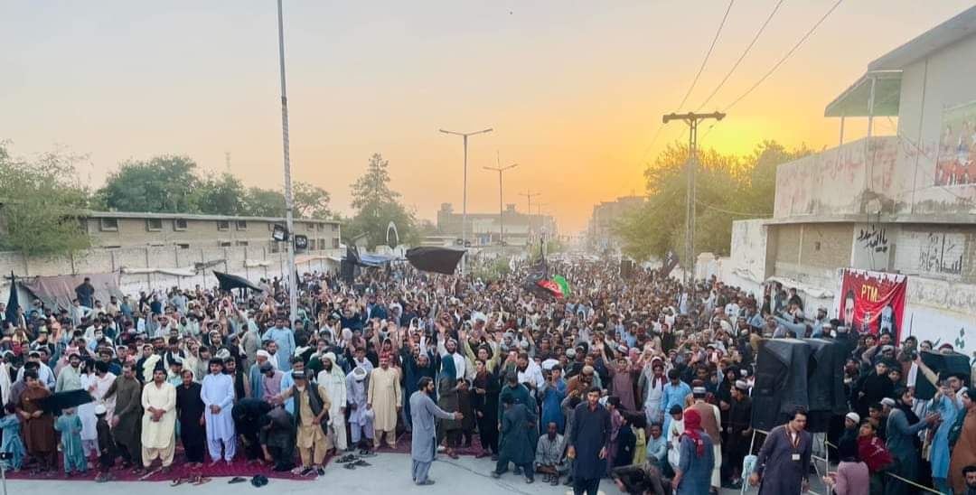 yousafzailaiba3's tweet photo. پښتون قام چمتو دی 
مشره اشاره کوه 
بیا یی تماشه کوه
چمن اولسي پاڅون https://t.co/d7WG3ITeWJ