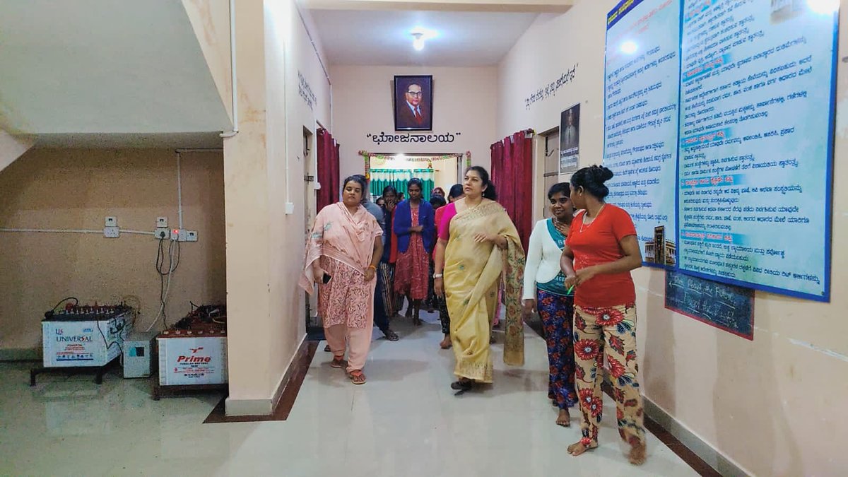 dcchnagar's tweet photo. ಚಾಮರಾಜನಗರದ ಸಮಾಜ ಕಲ್ಯಾಣ ಇಲಾಖೆಯ ಬಾಲಕಿಯರ ವಿದ್ಯಾರ್ಥಿ ನಿಲಯಕ್ಕೆ ಅನಿರೀಕ್ಷಿತ ಭೇಟಿ ನೀಡಿ ವಿದ್ಯಾರ್ಥಿಗಳೊಂದಿಗೆ ಸಮಾಲೋಚನೆ ನಡೆಸಲಾಯಿತು, ವಿದ್ಯಾರ್ಥಿಗಳೊಂದಿಗೆ ಸಹಭೋಜನೆ ಮಾಡಿ, ವಿದ್ಯಾರ್ಥಿ ನಿಲಯದ ಮೂಲ ಸೌಕರ್ಯಗಳ ಸಂಬಂಧ ಪರಿಶೀಲನೆ ನಡೆಸಲಾಯಿತು.
#Chamarajanagar #SWDHostel #GirlsHostel #StudentsHostel #GovtHostel https://t.co/qw5SMoiWRv