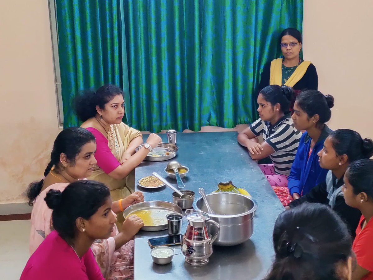dcchnagar's tweet photo. ಚಾಮರಾಜನಗರದ ಸಮಾಜ ಕಲ್ಯಾಣ ಇಲಾಖೆಯ ಬಾಲಕಿಯರ ವಿದ್ಯಾರ್ಥಿ ನಿಲಯಕ್ಕೆ ಅನಿರೀಕ್ಷಿತ ಭೇಟಿ ನೀಡಿ ವಿದ್ಯಾರ್ಥಿಗಳೊಂದಿಗೆ ಸಮಾಲೋಚನೆ ನಡೆಸಲಾಯಿತು, ವಿದ್ಯಾರ್ಥಿಗಳೊಂದಿಗೆ ಸಹಭೋಜನೆ ಮಾಡಿ, ವಿದ್ಯಾರ್ಥಿ ನಿಲಯದ ಮೂಲ ಸೌಕರ್ಯಗಳ ಸಂಬಂಧ ಪರಿಶೀಲನೆ ನಡೆಸಲಾಯಿತು.
#Chamarajanagar #SWDHostel #GirlsHostel #StudentsHostel #GovtHostel https://t.co/qw5SMoiWRv