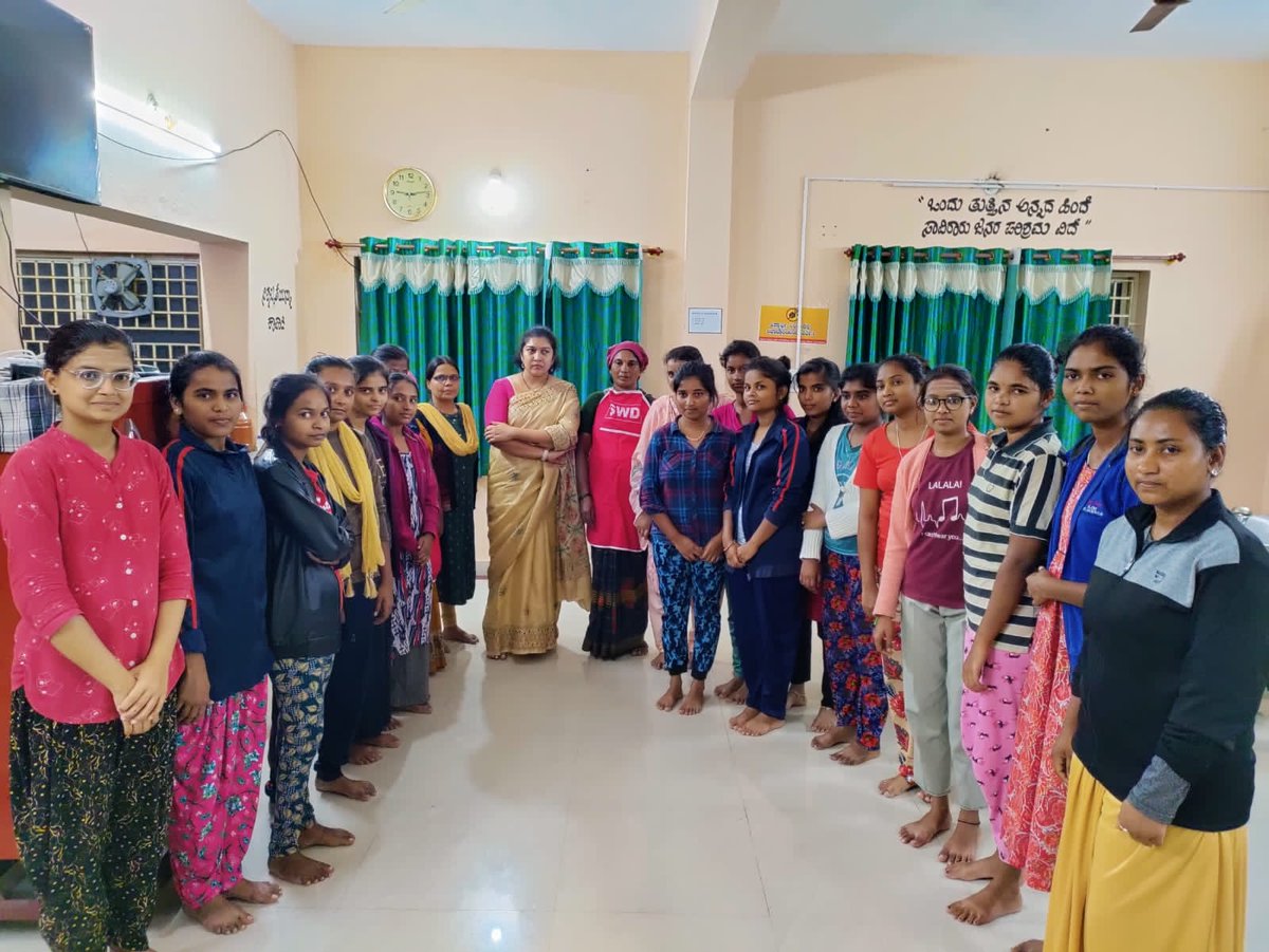 dcchnagar's tweet photo. ಚಾಮರಾಜನಗರದ ಸಮಾಜ ಕಲ್ಯಾಣ ಇಲಾಖೆಯ ಬಾಲಕಿಯರ ವಿದ್ಯಾರ್ಥಿ ನಿಲಯಕ್ಕೆ ಅನಿರೀಕ್ಷಿತ ಭೇಟಿ ನೀಡಿ ವಿದ್ಯಾರ್ಥಿಗಳೊಂದಿಗೆ ಸಮಾಲೋಚನೆ ನಡೆಸಲಾಯಿತು, ವಿದ್ಯಾರ್ಥಿಗಳೊಂದಿಗೆ ಸಹಭೋಜನೆ ಮಾಡಿ, ವಿದ್ಯಾರ್ಥಿ ನಿಲಯದ ಮೂಲ ಸೌಕರ್ಯಗಳ ಸಂಬಂಧ ಪರಿಶೀಲನೆ ನಡೆಸಲಾಯಿತು.
#Chamarajanagar #SWDHostel #GirlsHostel #StudentsHostel #GovtHostel https://t.co/qw5SMoiWRv
