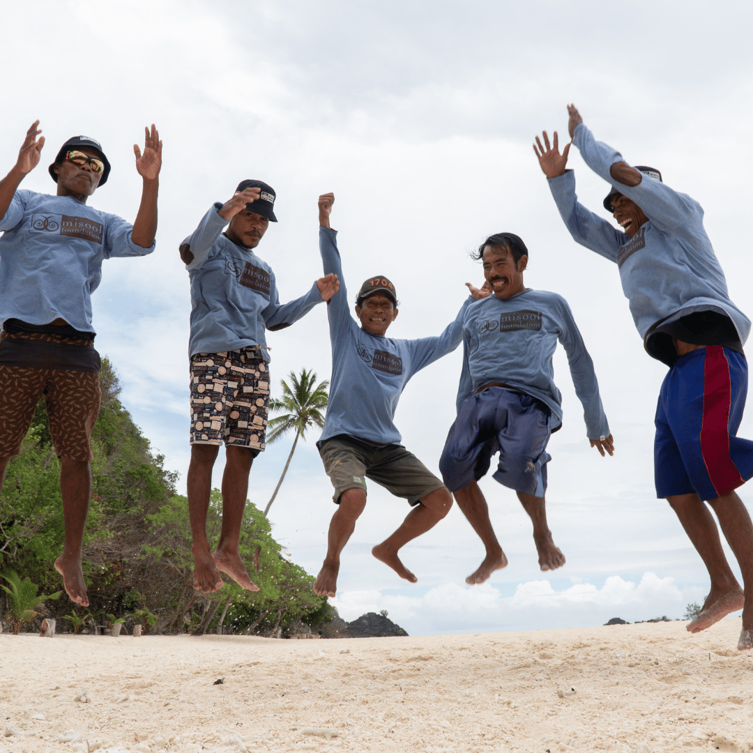 savingoceans's tweet photo. July 31 was #WORLDRANGERDAY! This week, weโre supporting @misoolfoundation to raise $100,000 for the Misool Ranger Patrol. Rangers protect 300,000-acres of ocean in the #Misool Marine Reserve in Raja Ampat, Indonesia. DOUBLE YOUR GIFT: https://t.co/HzbpRegwgw
๐ท:Putro Pambajeng https://t.co/EcXk3zc0qk