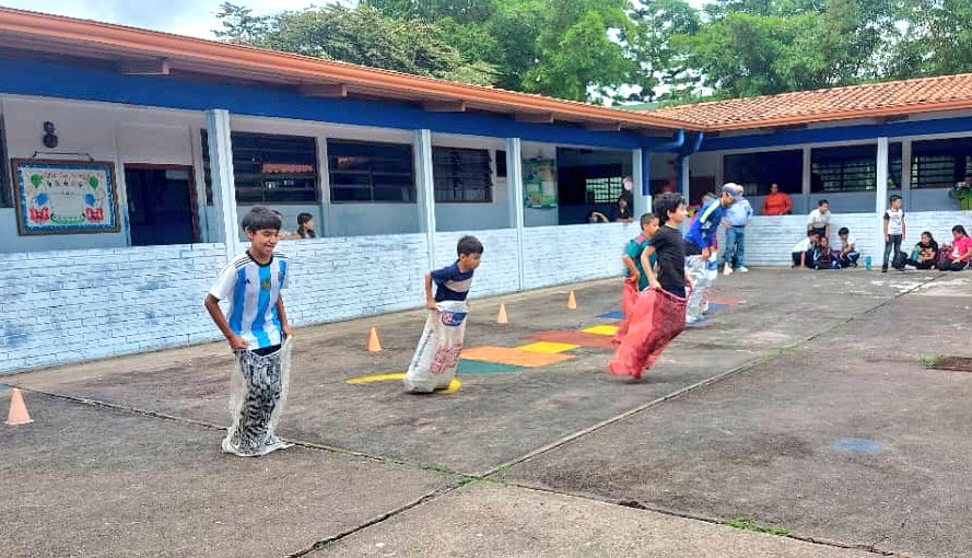 #1Agosto Nuestras niñas y niños disfrutaron las carreras con costales y juegos tradicionales en el 1er. Día del Plan Nacional 🎉 #AgostoEscuelasAbiertas 🎉