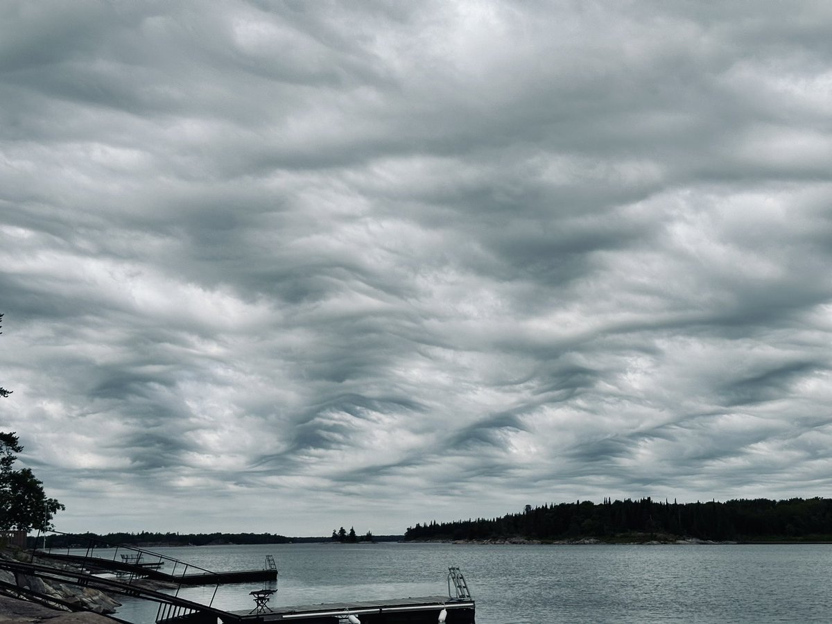 thegr8diva's tweet photo. @paul_dunphy  we are at the lake in MB but what kind of cloud formation is this?  Looks like waves in the sky! Thanks 😊 https://t.co/CffsQtQXyD