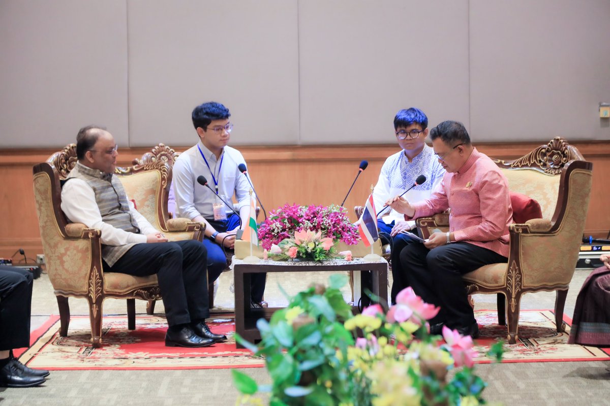 IndiainThailand's tweet photo. During his visit to Ubon to attend #CandleFestival, Amb Nagesh Singh met Ubon’s Governor Chonlatee Yangtrong. Discussions focused on increasing educational &amp; cultural exchanges, strengthening trade &amp; investment ties and promoting tourism between India &amp; Ubon Ratchathani province. https://t.co/jzIrRLRCfa