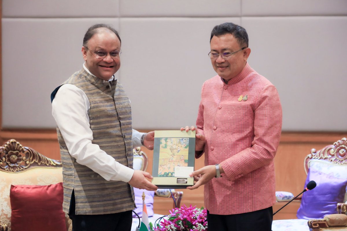 IndiainThailand's tweet photo. During his visit to Ubon to attend #CandleFestival, Amb Nagesh Singh met Ubon’s Governor Chonlatee Yangtrong. Discussions focused on increasing educational &amp; cultural exchanges, strengthening trade &amp; investment ties and promoting tourism between India &amp; Ubon Ratchathani province. https://t.co/jzIrRLRCfa