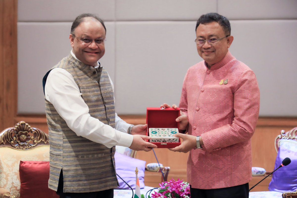 IndiainThailand's tweet photo. During his visit to Ubon to attend #CandleFestival, Amb Nagesh Singh met Ubon’s Governor Chonlatee Yangtrong. Discussions focused on increasing educational &amp; cultural exchanges, strengthening trade &amp; investment ties and promoting tourism between India &amp; Ubon Ratchathani province. https://t.co/jzIrRLRCfa