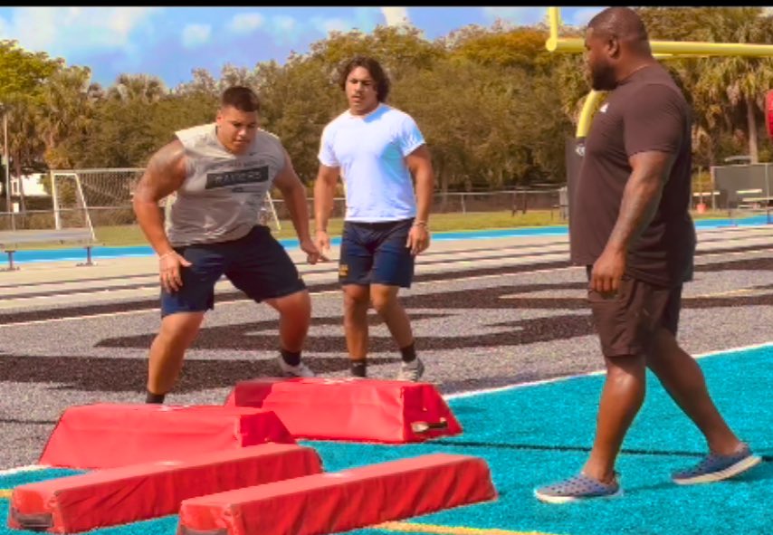 DavidPein_jr's tweet photo. This game gets all I got! ππ #STAPride
David Tank Pein
(954) 371-8037
TankPein@icloud.com
24β DT St Thomas Aquinas @CoachHarriott
6βft 289lbs 76in wing span
335lb bench 600+ Squat 250 power clean.
jr szn: https://t.co/PihW6U1S8P https://t.co/Eyecy6q7QK