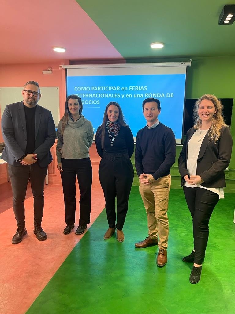 zfbbcr's tweet photo. Junto a Sabrina González Argento, consultora de la Agencia Argentina de Inversiones y a Martín Poggi, director provincial de Promoción de Inversiones y Comercio Exterior, desarrollamos la capacitación "Cómo Participar de Ferias Internacionales" para emprendedores de la región. https://t.co/UJnvYq0lrC