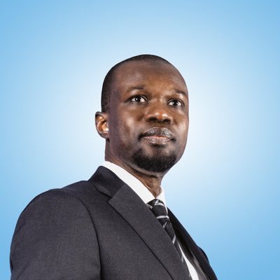Ly_Ibraahima's tweet photo. Vous savez pourquoi Macky Sall a peur de Sonko? Parce le président Ousmane Sonko a réussi a faire en 2, 3 ans ce que Macky Sall n’a pas réussi à faire en 12 ans : orienter tout un peuple vers un seul objectif, changer le SÉNÉGAL.
Ma conviction est que, les sénégalais, impuissants face à plus d’une trentaine de personnes tuées ces derniers événements, ne peuvent pas sortir le président Ousmane Sonko de là où il est. Tout simplement parce qu’ils ne savent pas quoi faire, ni comment porter le combat. Ils sont tous anéantis, affaiblis, meurtris par ce qui ce passe.
Soyons sûrs d’une chose, quoiqu’il arrive, il n’y a point de divinité en dehors d’Allah. Sonko le sait et il a tout laissé entre les mains du Tout Puissant. Un jour viendra et la victoire sera éclatante. Toutes ces épreuves qu’il est entrain de vivre ne vont que le rendre plus fort, plus déterminé.
Nos prières et pensées vont à son endroit et sa famille.
Yal na ko Yàlla taxawu teggil ko nattu bi.
❤️❤️