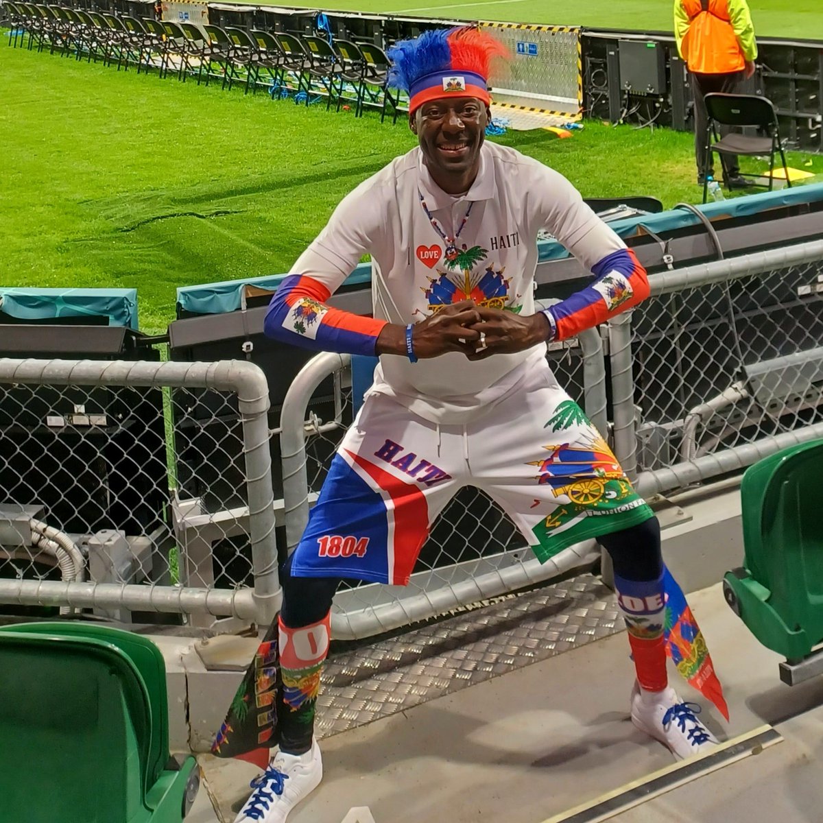 fernandoestime's tweet photo. M-E-R-C-I
MERCI, Mwen pa bezwen di anpil mo, mèsi ak medam yo ki fè drapo Ayiti 🇭🇹🇭🇹🇭🇹 flote ak HONNEUR et DIGNITÉ.
🇭🇹🇭🇹🇭🇹⚽⚽⚽⚽
#WorldCup #Ayiti #Haïti #FernandoLive #FernandoEstimé #Australia #Grenadye #Grenadyè https://t.co/UHFZi9kObz