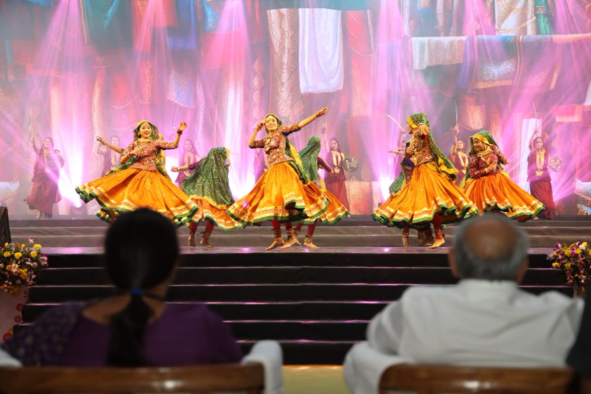 CMOGuj's tweet photo. મુખ્યમંત્રી શ્રી ભૂપેન્દ્રભાઈ પટેલ, કેન્દ્રીય મંત્રી શ્રીમતી સ્મૃતિ ઈરાની, રાજ્યના મંત્રીશ્રીઓ તથા અન્ય મહાનુભાવોની ઉપસ્થિતિમાં G20 Empower સમિટમાં દેશ-વિદેશથી આવેલ પ્રતિનિધિઓના સત્કારમાં ગાંધીનગરના મહાત્મા મંદિર ખાતે સાંસ્કૃતિક કાર્યક્રમનું આયોજન કરવામાં આવ્યું હતું. https://t.co/bTfAVKHQCm